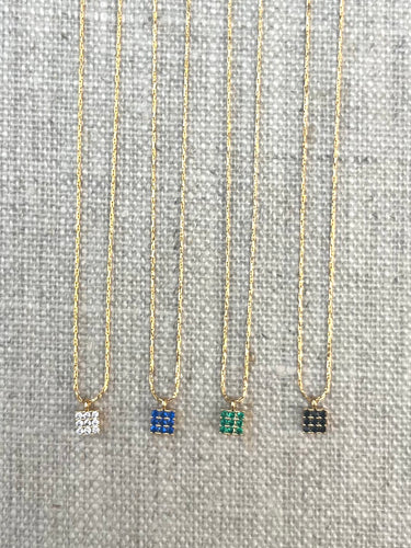 Collier fil d’or Carré