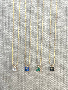 Collier fil d’or Carré