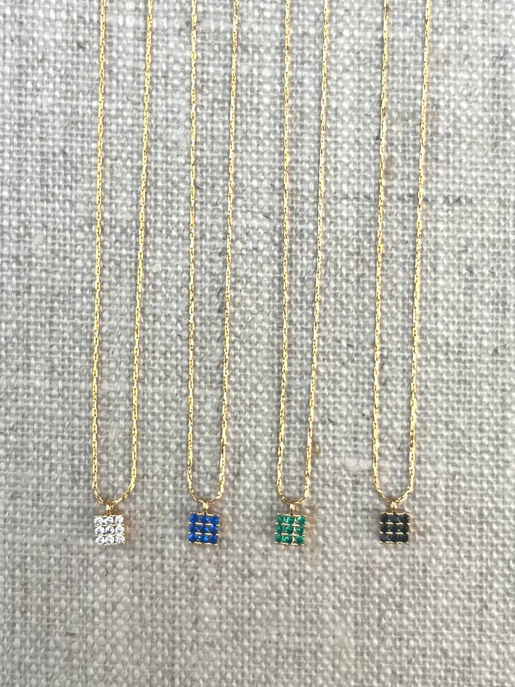Collier fil d’or Carré